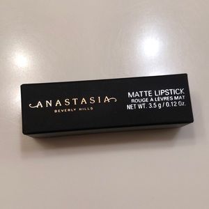Anastasia Beverly Hills  staunch lipstick